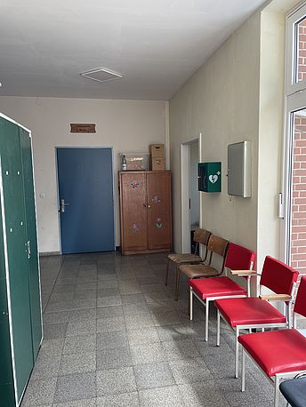 Flur im Dorfgemeinschaftshaus, AED rechts an der Wand
