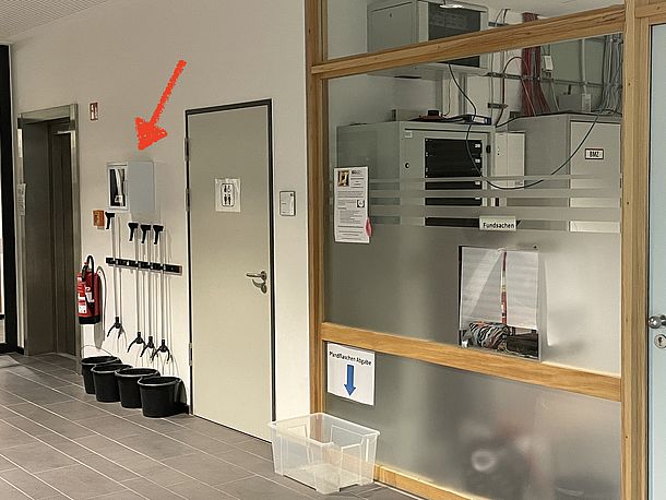 AED an der Wand zwischen dem Eingang zu Mensa und dem Hausmeisterbereich
