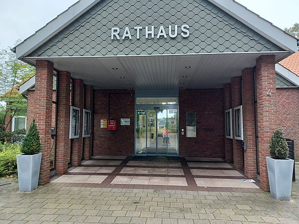 Haupteingang des Rathauses in Rohrsen