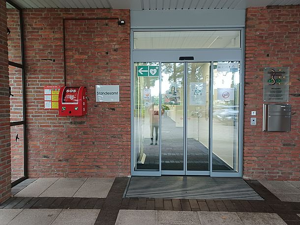 AED Standort links neben der Eingangstür