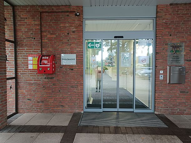 AED Standort links neben der Eingangstür AED Standort links neben der Eingangstür