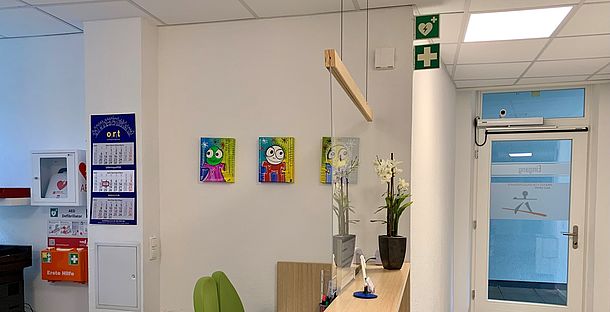 AED hinter der Anmeldung an der Wand