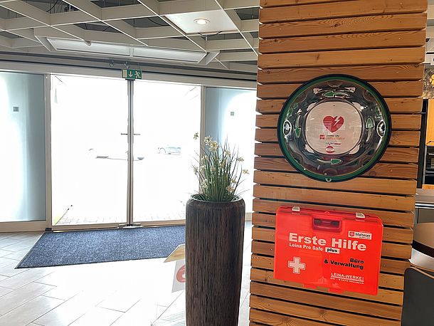 AED wandmontiert, rechts an der Säule vor dem Empfang