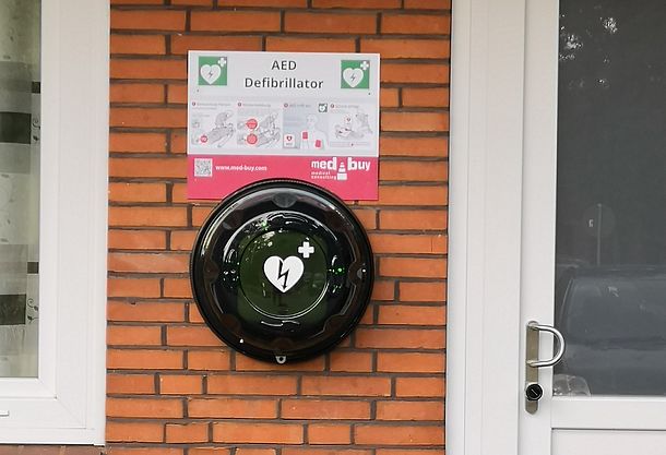 AED im runden Wandkasten mit Kurzanleitung AED im runden Wandkasten mit Kurzanleitung