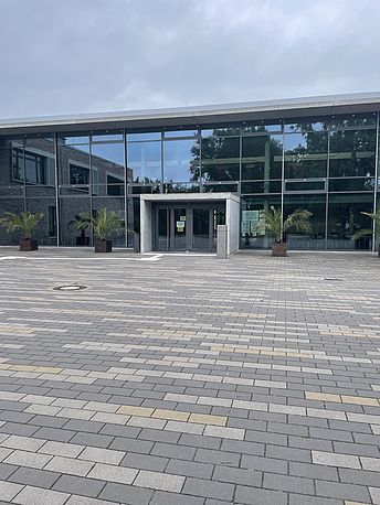 AED im Gebäude: Haupteingang zur IGS Nienburg