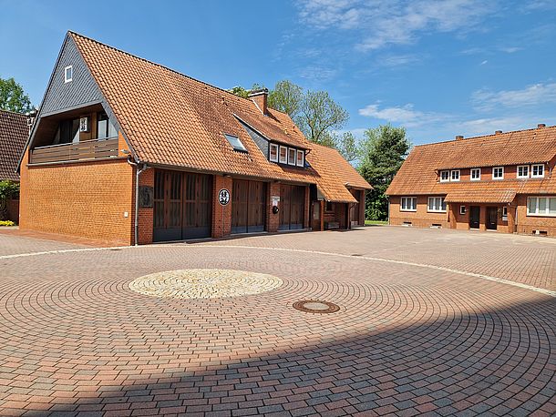 Öffentlicher AED am Feuerwehrhaus der Freiwilligen Feuerwehr Bücken