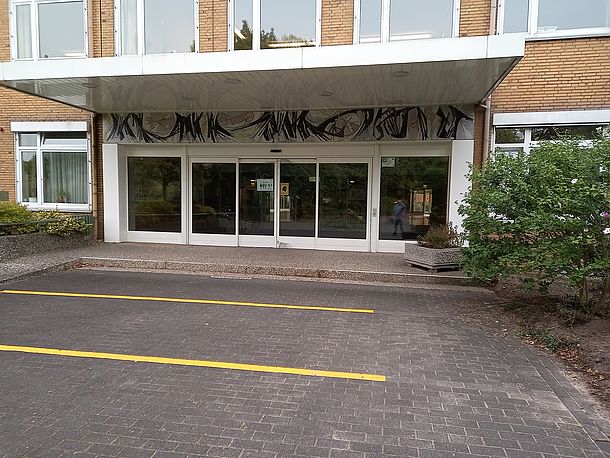 Eingang A zur Aula