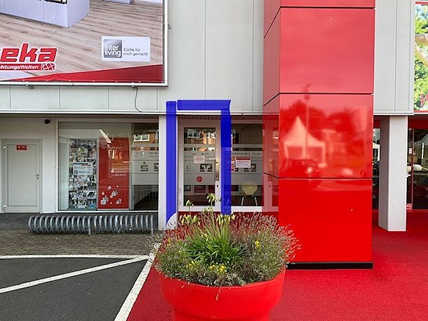 Eingang zum SB-Center der Sparkasse/Volksbank nutzen (Neben dem Eingang zur HEKA-Möbel)