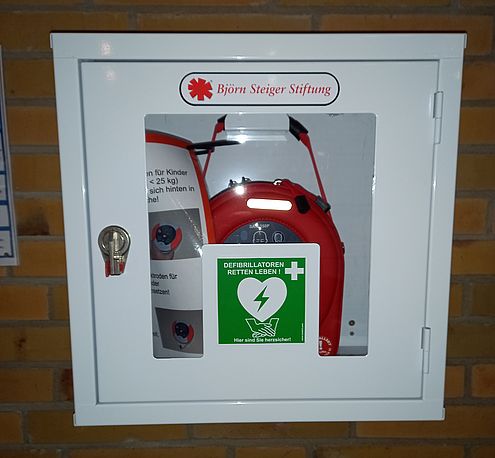 AED im weißen Wandkasten