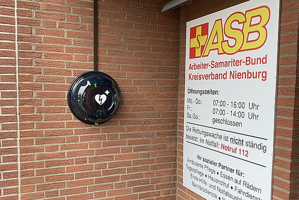 wandmontierter AED links vom Haupteingang wandmontierter AED links vom Haupteingang
