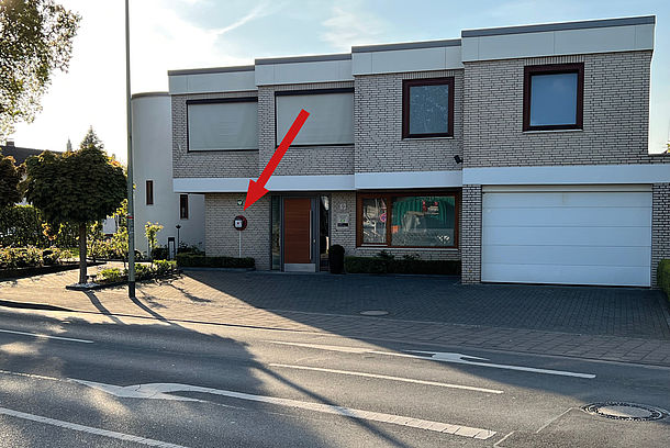öffentlicher AED am Gebäude der Zahnarztpraxis Koegel