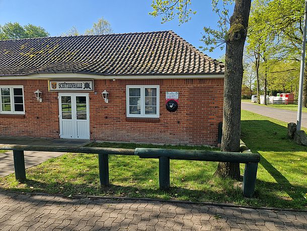 Schwarzer Wandkasten rechts neben dem Fenster, rechts neben dem Eingang