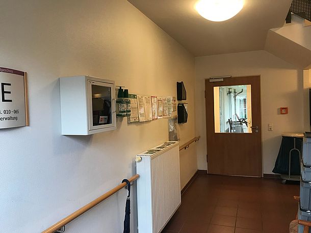 AED Standort im Treppenhaus