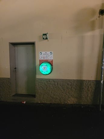 AED-Wandkasten mit nächtlicher Beleuchtung