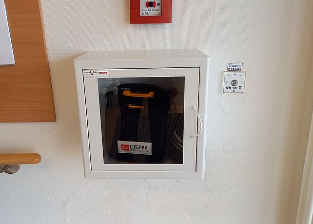 AED an der Wand auf der rechten Seite direkt hinter der Eingangstür
