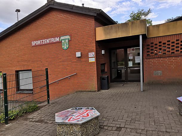 Außenansicht/Haupteingang zum Sporthallen-Gebäude Außenansicht/Haupteingang zum Sporthallen-Gebäude