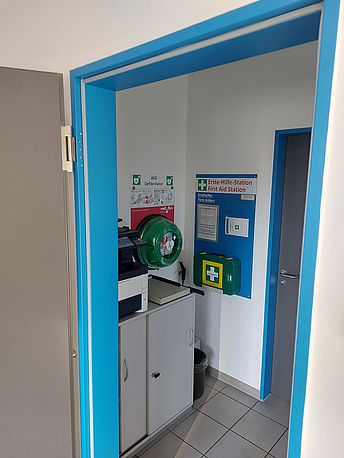 wandmontierter AED im Pförtnerhäuschen
