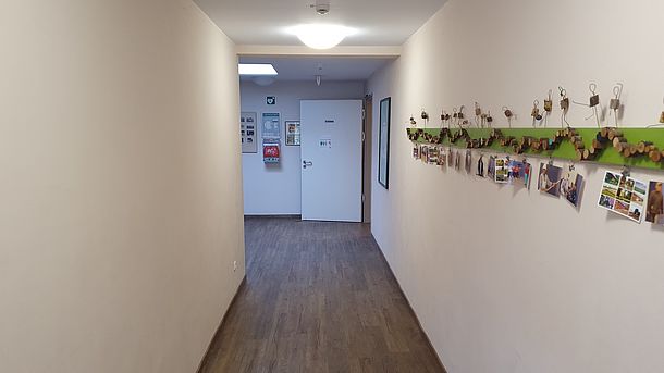 AED im Flur des Vereinsheims links neben der Tür zu den Toiletten AED im Flur des Vereinsheims links neben der Tür zu den Toiletten