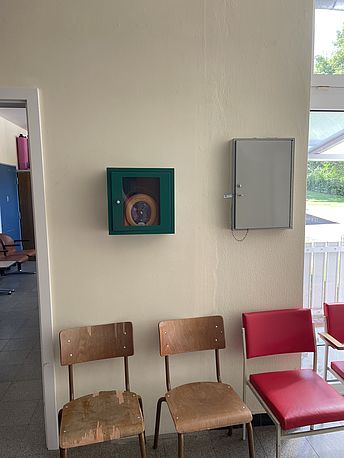 AED im grünen Wandkasten