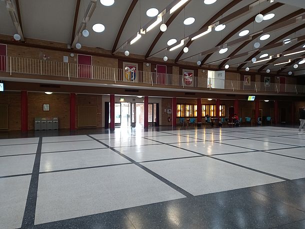Ansicht der Aula in Richtung Eingang, AED rechts neben der Tür