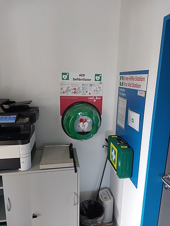 AED rechts neben dem Kopierer