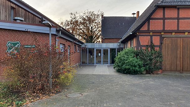 AED befindet sich im Vereinsheim. Haupteingang nutzen. AED befindet sich im Vereinsheim. Haupteingang nutzen.