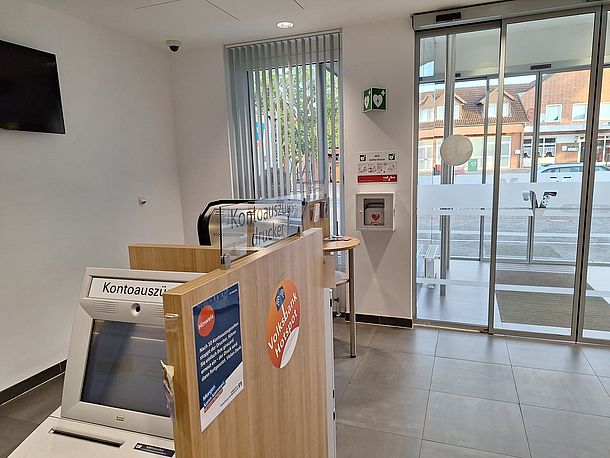 AED im Wandkasten direkt rechts hinter der zweiten Glastür