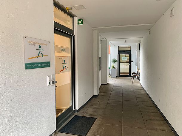 Tür links > Eingang zur Ergotherapiepraxis