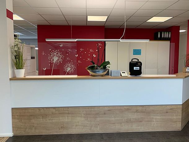 Bitte am Empfang nach dem AED fragen.