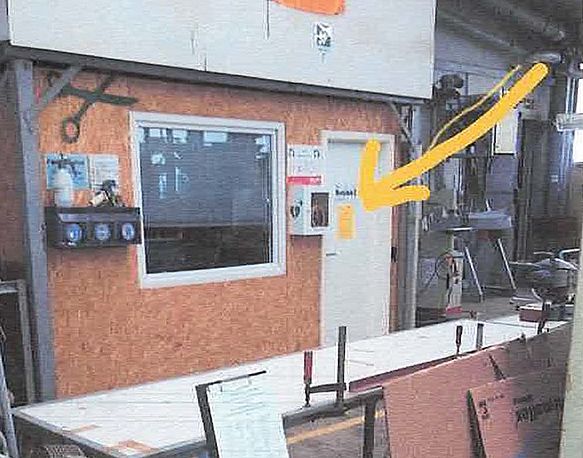 Wandmontierter AED auf der rechten Seite links neben Tür vom Meisterbüro.