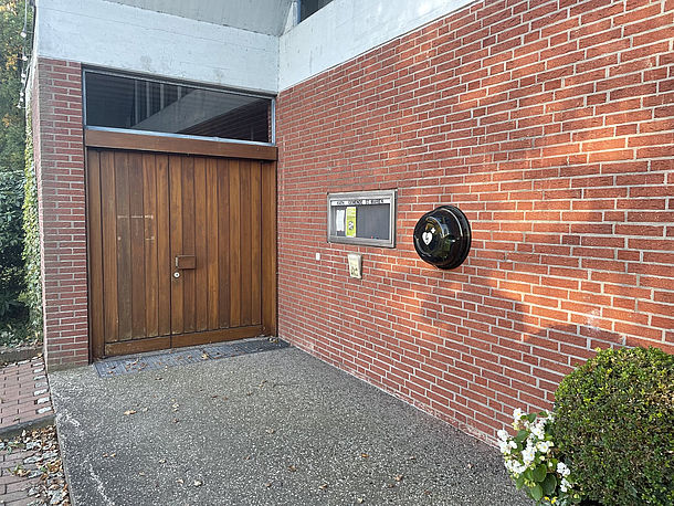 Gerät im beleuchteten Außenkasten neben dem Schaukasten an der linken Eingangstür zur Katholischen Kirche