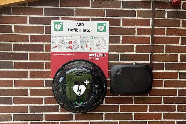 AED im beleuchteten Wandkasten AED im beleuchteten Wandkasten