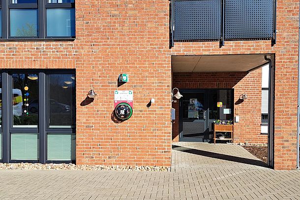 Zugang über den Parkplatz der ASB-Tagespflege, rechte Hausecke
