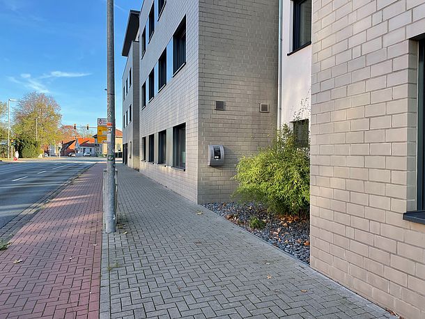 öffentlicher AED an der Hauswand gegenüber der Agentur für Arbeit