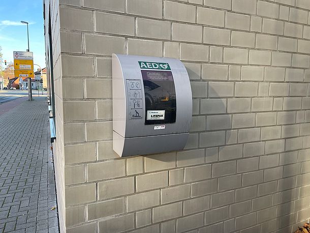 AED an der Hauswand