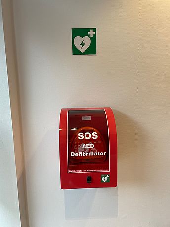 AED im roten Wandkasten AED im roten Wandkasten