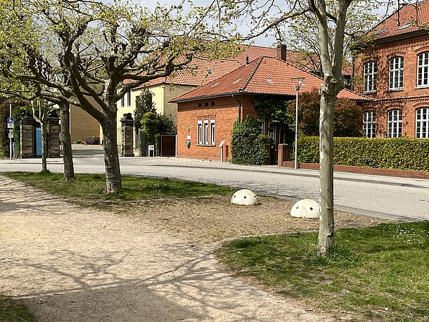 Öffentlicher AED, Polizeiakademie am Schloßplatz, Ecke Avacon