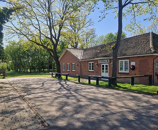 Öffentlicher AED im Wandkasten am Schützenhaus Bücken