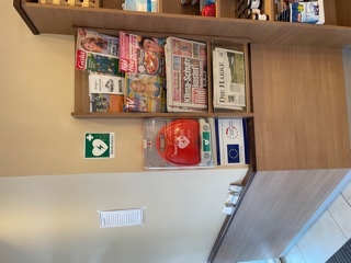 AED Standort neben dem Zeitschriftenregal