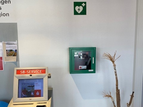 AED im grünen wandmontierten Kasten neben dem Auszugsterminal